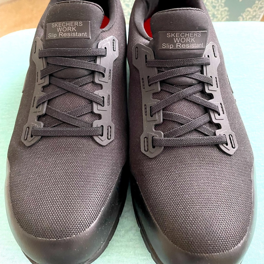 Skechers Alloy Toe Slip Resistant Women’s work shoes size 9 NWOB